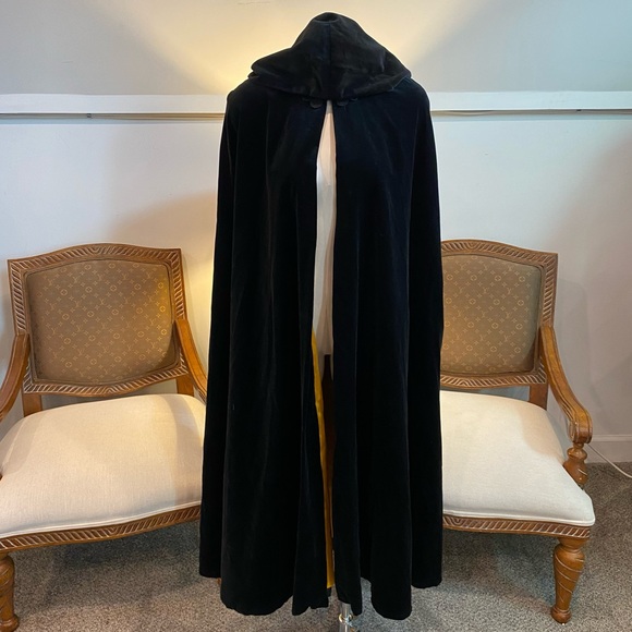 Vintage 80s J. Harris Black Velvet Opera Cloak Cape with Hood, Gothic Wicca Glam - Picture 4 of 7